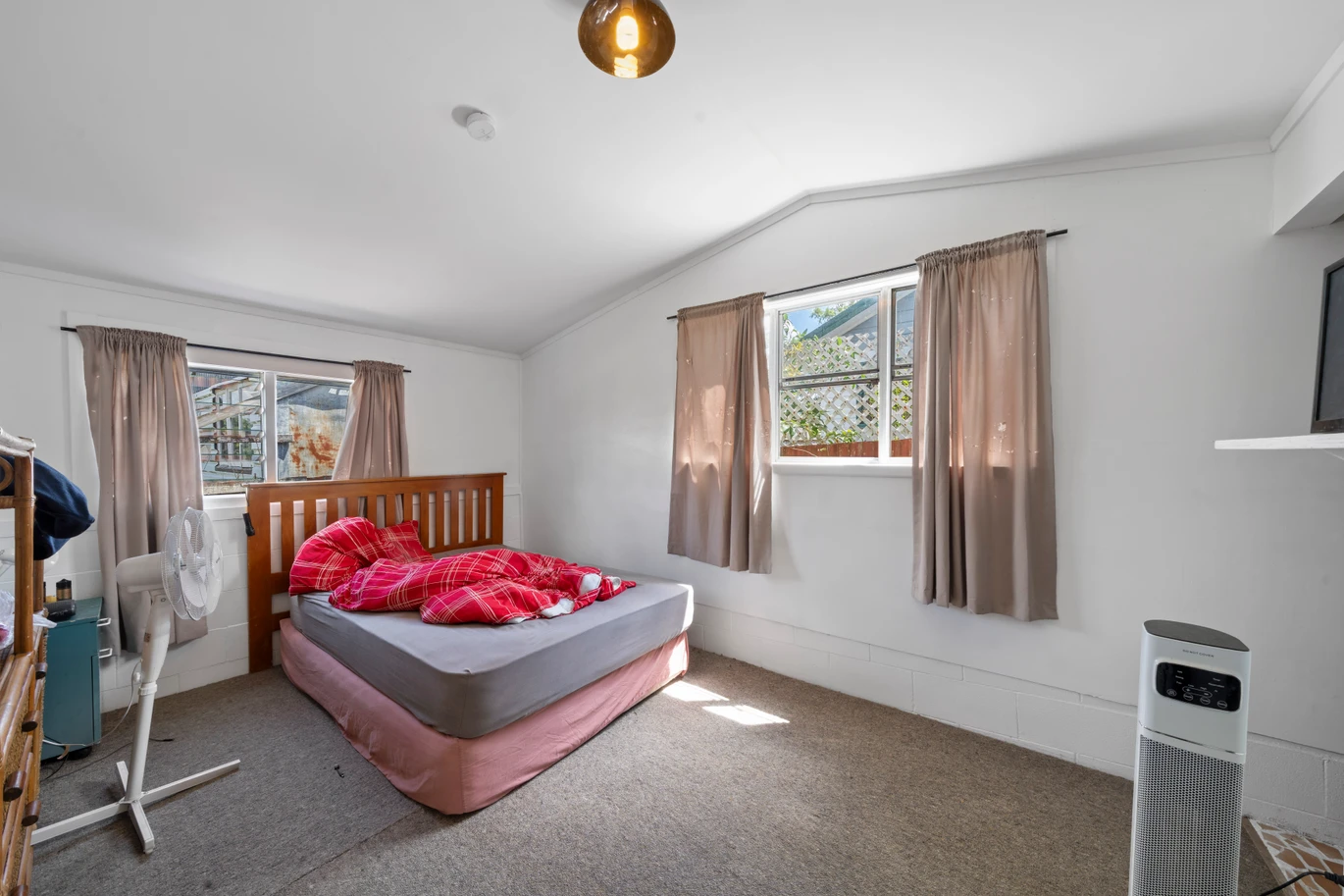 DECEASED ESTATE, 3 beds 1 bath house on 809m2 section, double garage, extra off-street paking for your cars / boat, close to schools, supermarket, beach, Boat Club and boat ramp, 22 Mcinnes Road, Weymouth, Auckland