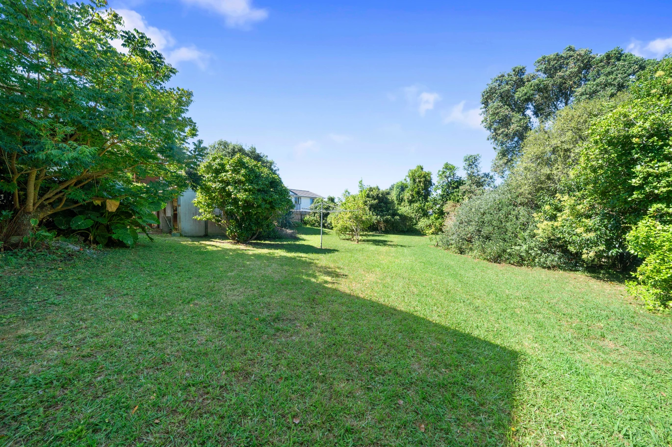Health circumstances mean this must be SOLD, 280m2 3 beds + a large rumpus room house on 1638m2 section, equipped with 3-phase power, ideal for machinery, workshops, business, Handy to shops, schools and everyday amenities, the harbour, boat ramp and local park, 16 McInnes Road, Weymouth, Auckland