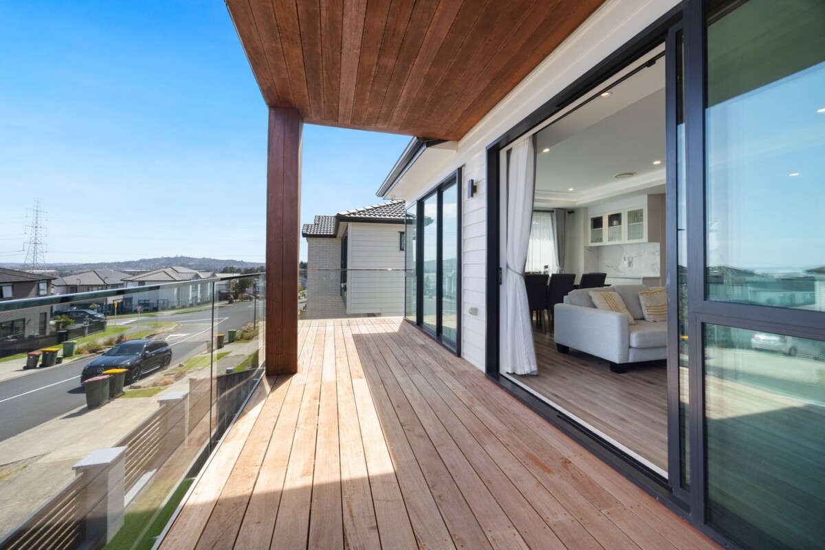 431m2 7 beds 5.5 baths with web bar house with double garage, 2 beds 1 bath + 1 ensuite ground floor, close to schools, shopping centre, 2 Drumnaconagher Road, Flat Bush, Auckland