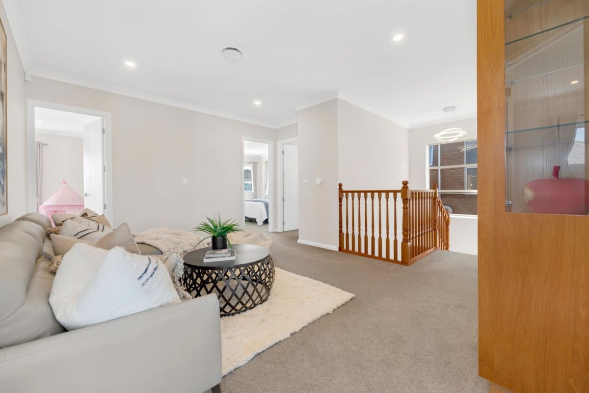 Super Realistic Vendor, Two kitchens, 6 beds + study 5.5 baths house with double garage and 2-beds granny, zoned for Te Nikau Primary School, Ormiston Junior College, Ormiston Senior College, close to schools, shops, 10 Peihinga Road, Flat Bush, Auckland