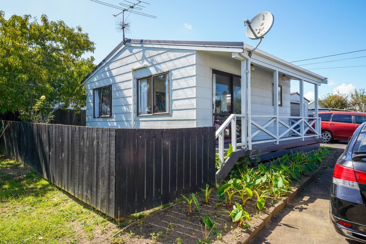 Once in 10 years, owner cashing out, home and income, 5 beds main house + standalone 1 bed granny flat on 1166m2 section, currently rented for $1,315 per week, close to Local shops, parks, schools and amenities, 52 Robertson Road, Mangere East, Auckland