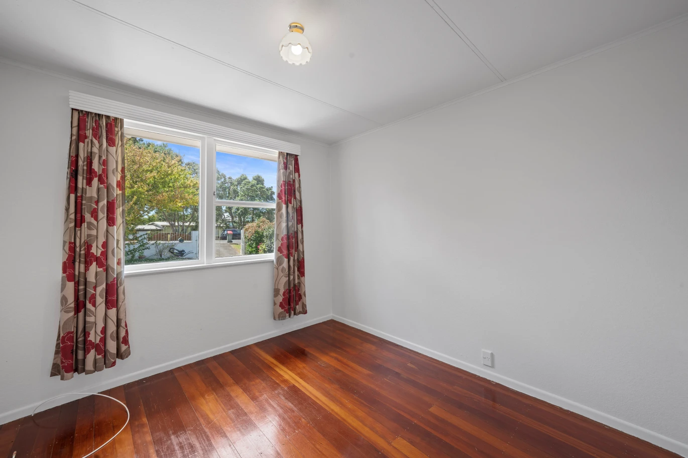 DECEASED ESTATE, 3 beds 1 bath house on 809m2 section, double garage, extra off-street paking for your cars / boat, close to schools, supermarket, beach, Boat Club and boat ramp, 22 Mcinnes Road, Weymouth, Auckland