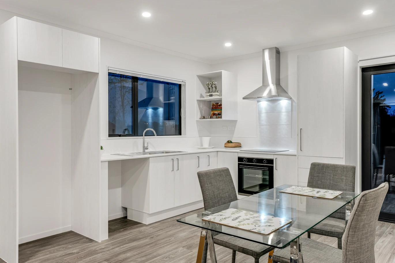 Showhome for sale, 2 beds 1 bath home on 158m2 section, close to schools shops, motorway access, 24 Watchfield Close, Mangere, Auckland