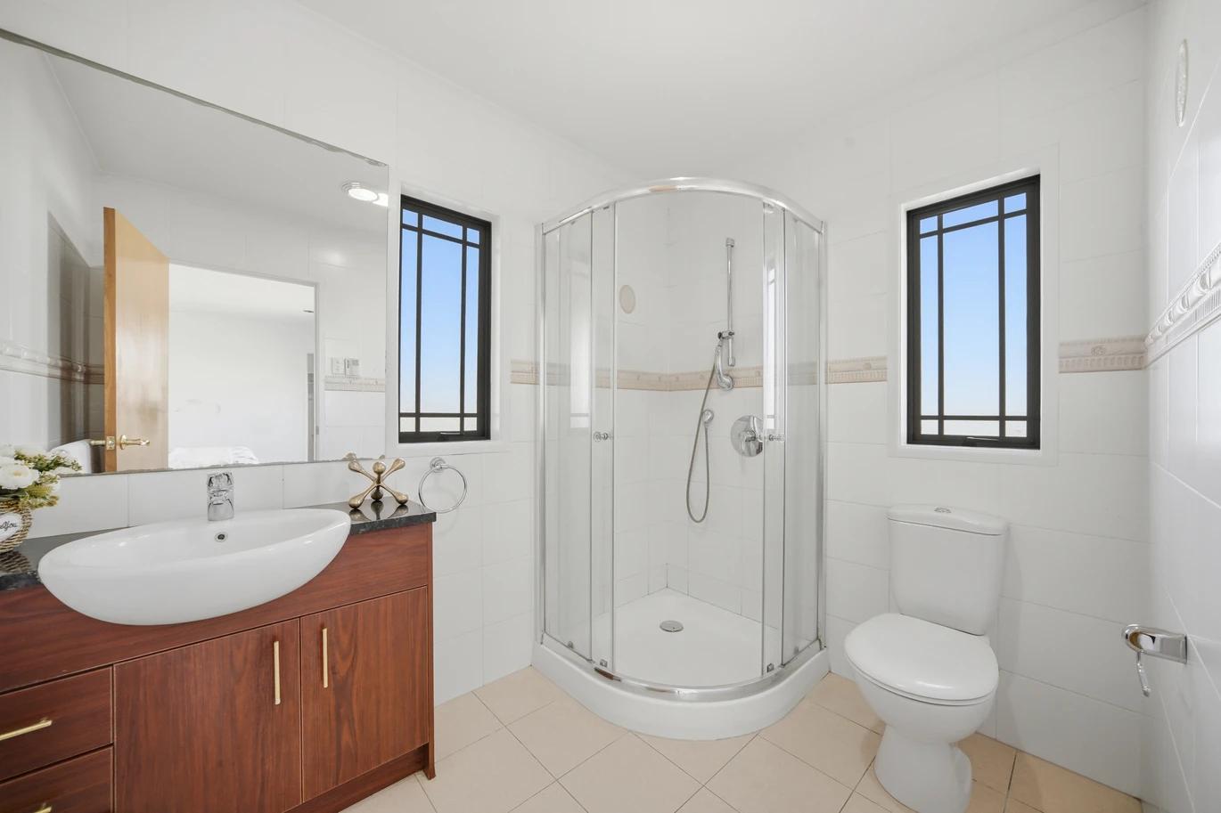240m2 renovated 5 beds 3 baths house with double garage on 429m2 section, close to schools, supermarkets, shops, golf club, pool and recreation centre, motorway access, 11 Katavich Place, Mount Roskill, Auckland