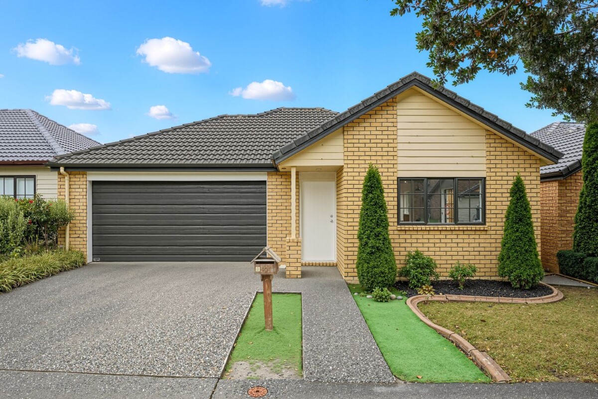 Qverseas owner, 142m2 Brick and tile 3 beds 2 baths house with double garage on 281m2 section, close to WestCity Mall Henderson, schools, the popular shopping and dining options along Lincoln Road, including Pak’nSave and Mitre 10 MEGA, motorway access, 32 Espalier Drive, Henderson, Auckland