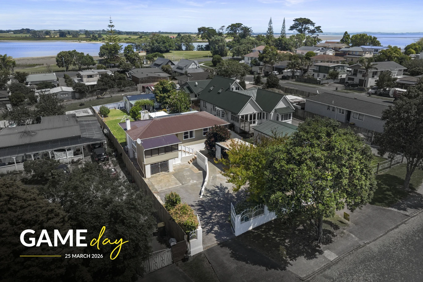 DECEASED ESTATE, 3 beds 1 bath house on 809m2 section, double garage, extra off-street paking for your cars / boat, close to schools, supermarket, beach, Boat Club and boat ramp, 22 Mcinnes Road, Weymouth, Auckland