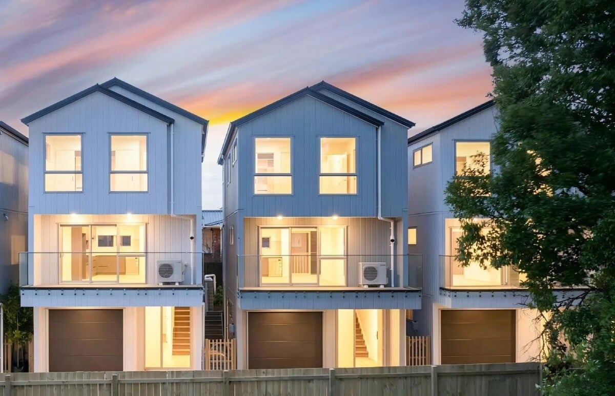 Brandnew standalone 3 beds 2.5 baths home with garage, Minutes to LynnMall Shopping Centre and the popular Brickworks dining precinct, zoned for Fruitvale School, Blockhouse Bay Intermediate, Green Bay High School, 26E Trojan Crescent, New Lynn, Auckland