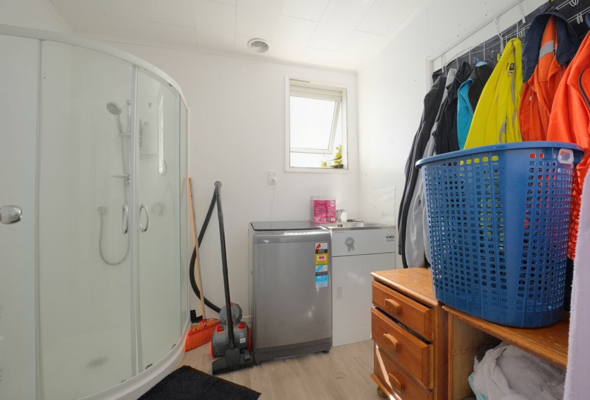 Once in 10 years, owner cashing out, home and income, 5 beds main house + standalone 1 bed granny flat on 1166m2 section, currently rented for $1,315 per week, close to Local shops, parks, schools and amenities, 52 Robertson Road, Mangere East, Auckland