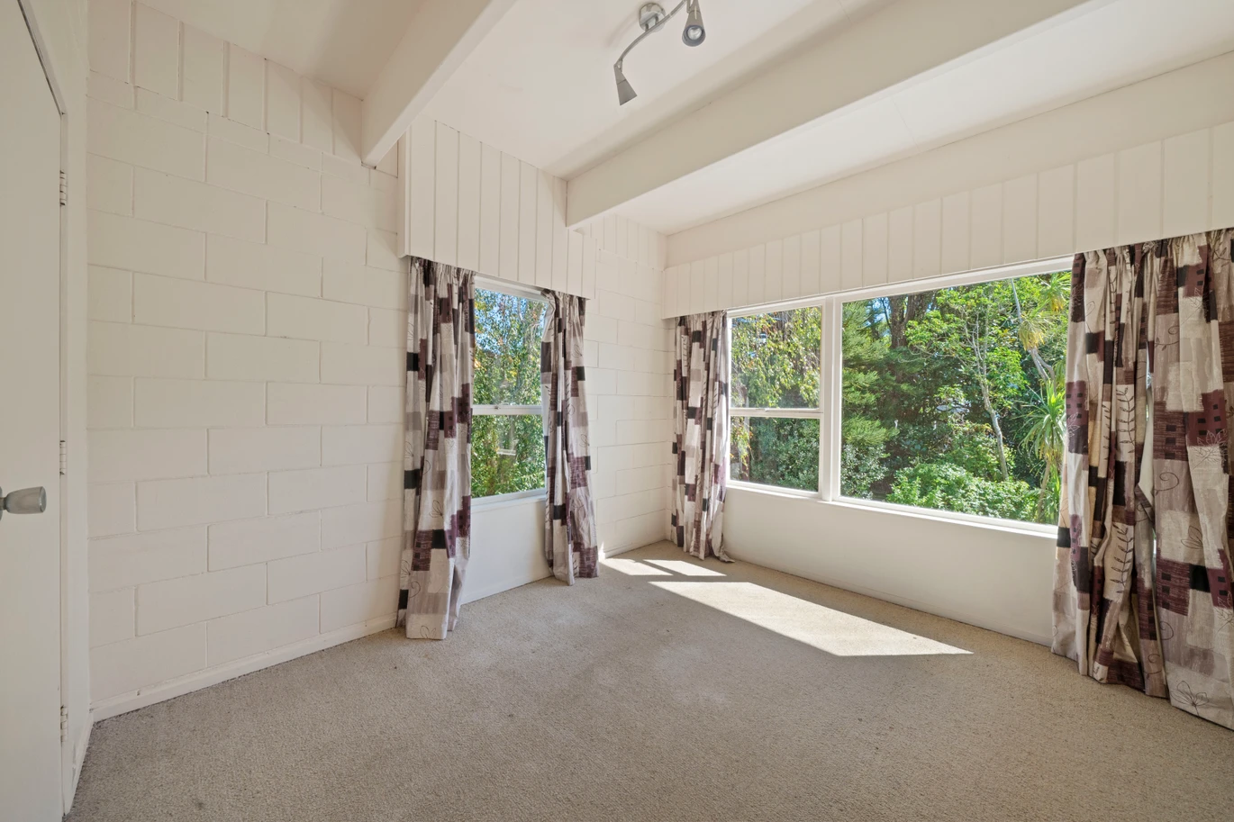 Health circumstances mean this must be SOLD, 280m2 3 beds + a large rumpus room house on 1638m2 section, equipped with 3-phase power, ideal for machinery, workshops, business, Handy to shops, schools and everyday amenities, the harbour, boat ramp and local park, 16 McInnes Road, Weymouth, Auckland