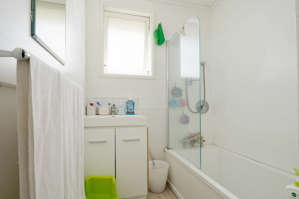 Once in 10 years, owner cashing out, home and income, 5 beds main house + standalone 1 bed granny flat on 1166m2 section, currently rented for $1,315 per week, close to Local shops, parks, schools and amenities, 52 Robertson Road, Mangere East, Auckland