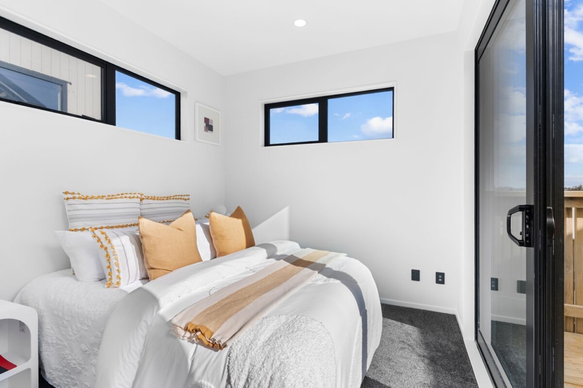 Brandnew Standalone 3 beds 2 baths house with deck and car park, moments from Newsham Medical Centre and a nearby café, while Pukekohe Town Centre is only a short five-minute drive away. The Bombay motorway on-ramp is approximately 10 minutes away, 32 Taukahiwi Road, Pukekohe, Auckland