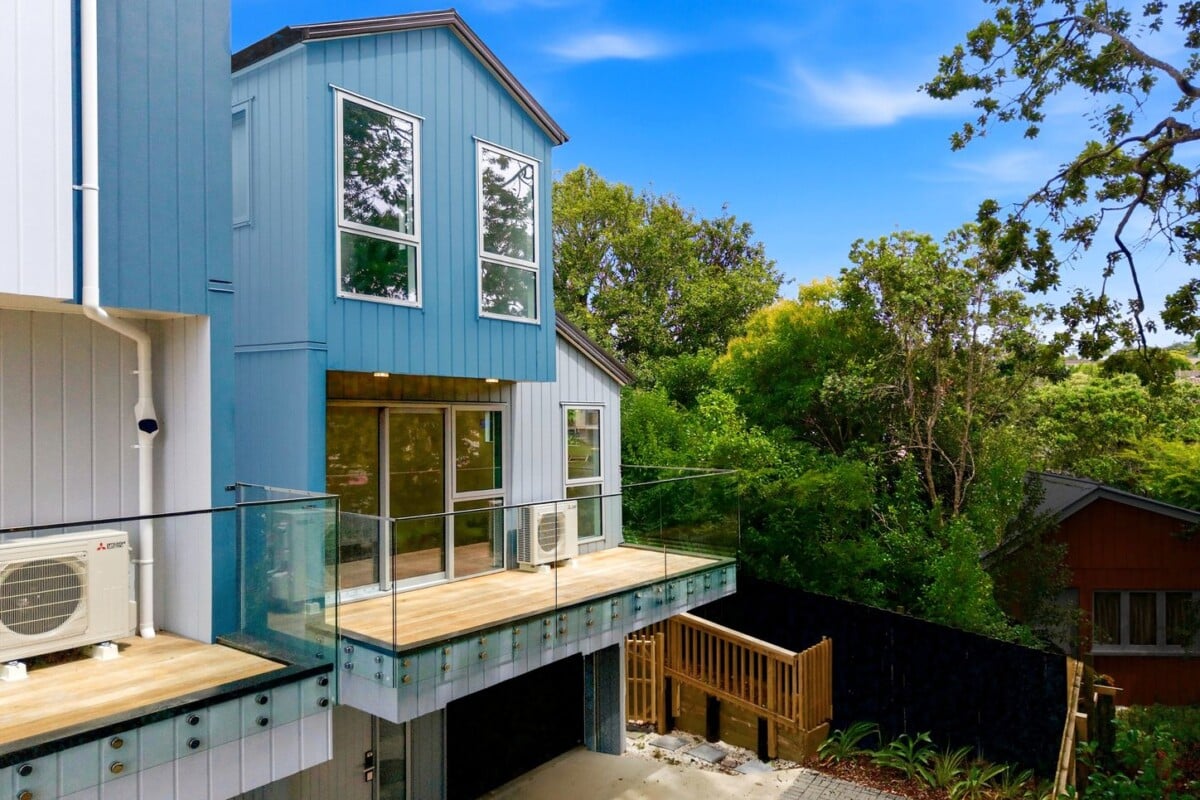 Brandnew standalone 3 beds 2.5 baths home with garage, Minutes to LynnMall Shopping Centre and the popular Brickworks dining precinct, zoned for Fruitvale School, Blockhouse Bay Intermediate, Green Bay High School, 26E Trojan Crescent, New Lynn, Auckland