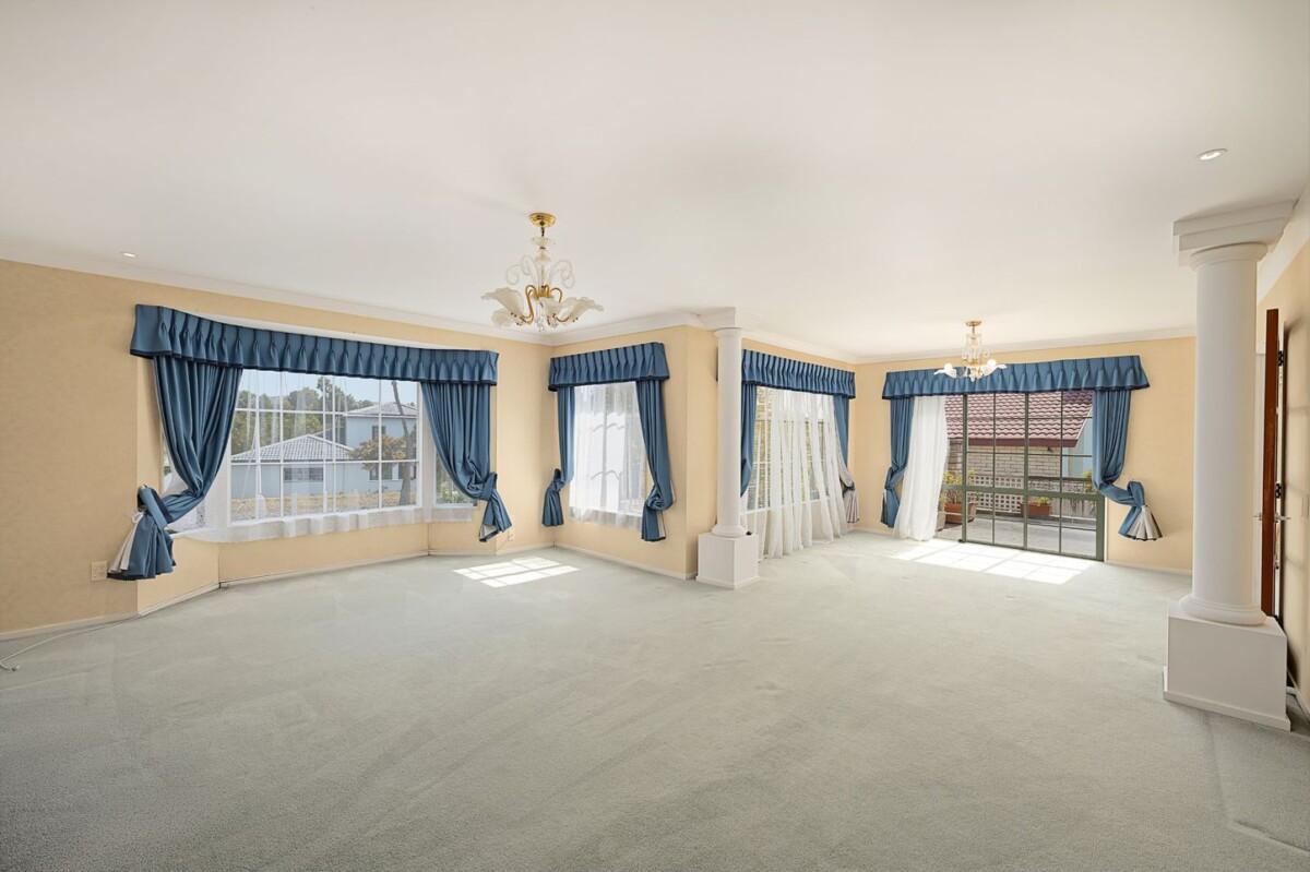310m2 5 beds + study 2.5 baths house with double garage on 699m2 section, easy walk to Marina View School and close to the marina, reserves, shops, and excellent schooling including Hobsonville Point Secondary School, 2/2 Hobie Court, West Harbour, Auckland