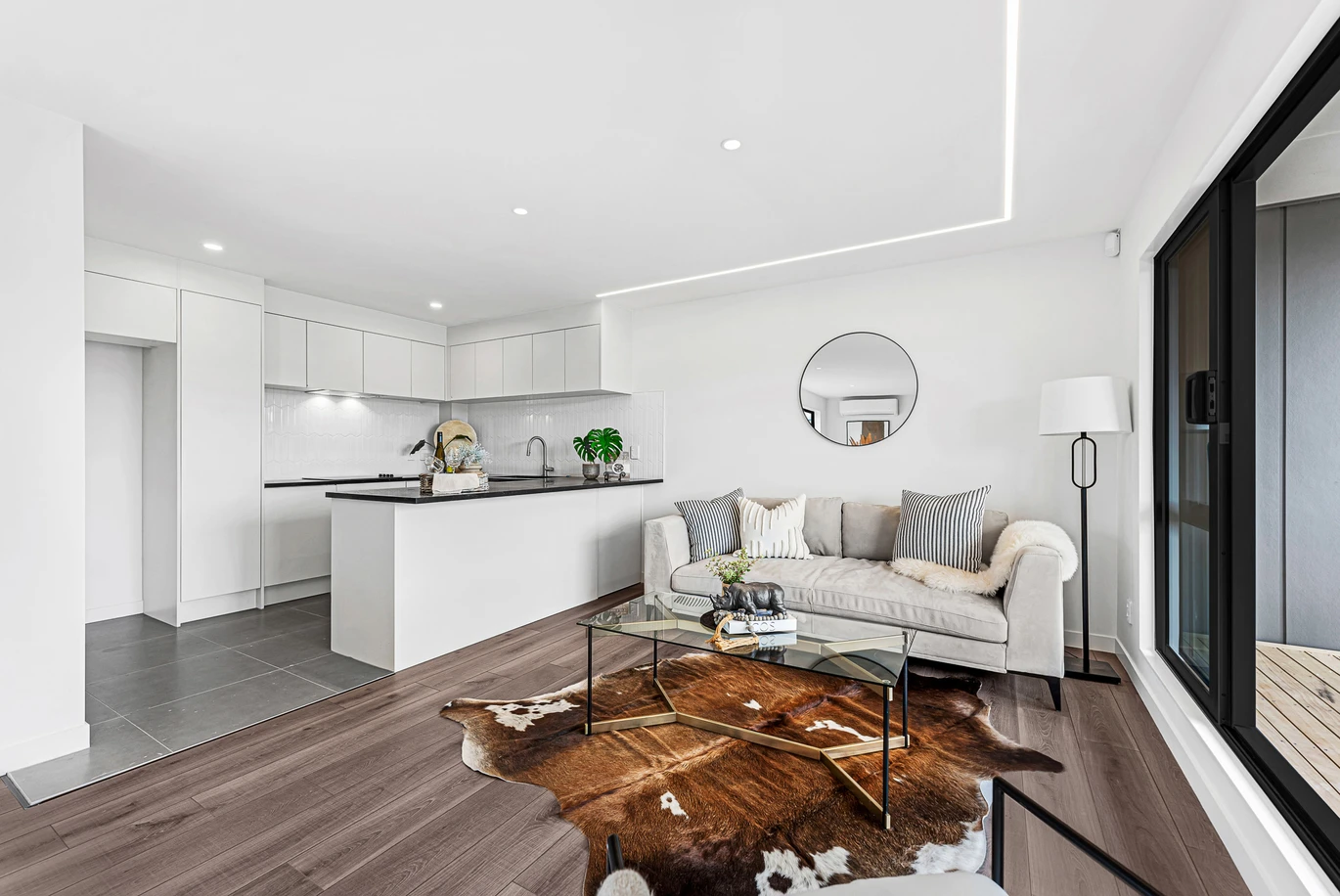 Standalone 4 beds 3 baths home with garage, close to Takapuna’s vibrant shopping precinct, beaches, schools, walks to Takapuna Grammar School and Hauraki Primary School, 2/49 Northboro Road Belmont, Auckland