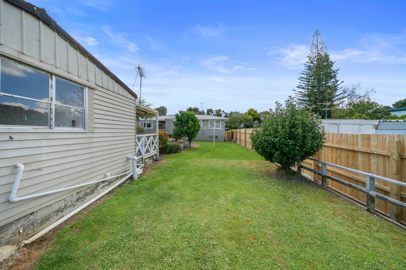 DECEASED ESTATE, 3 beds 1 bath house on 809m2 section, double garage, extra off-street paking for your cars / boat, close to schools, supermarket, beach, Boat Club and boat ramp, 22 Mcinnes Road, Weymouth, Auckland