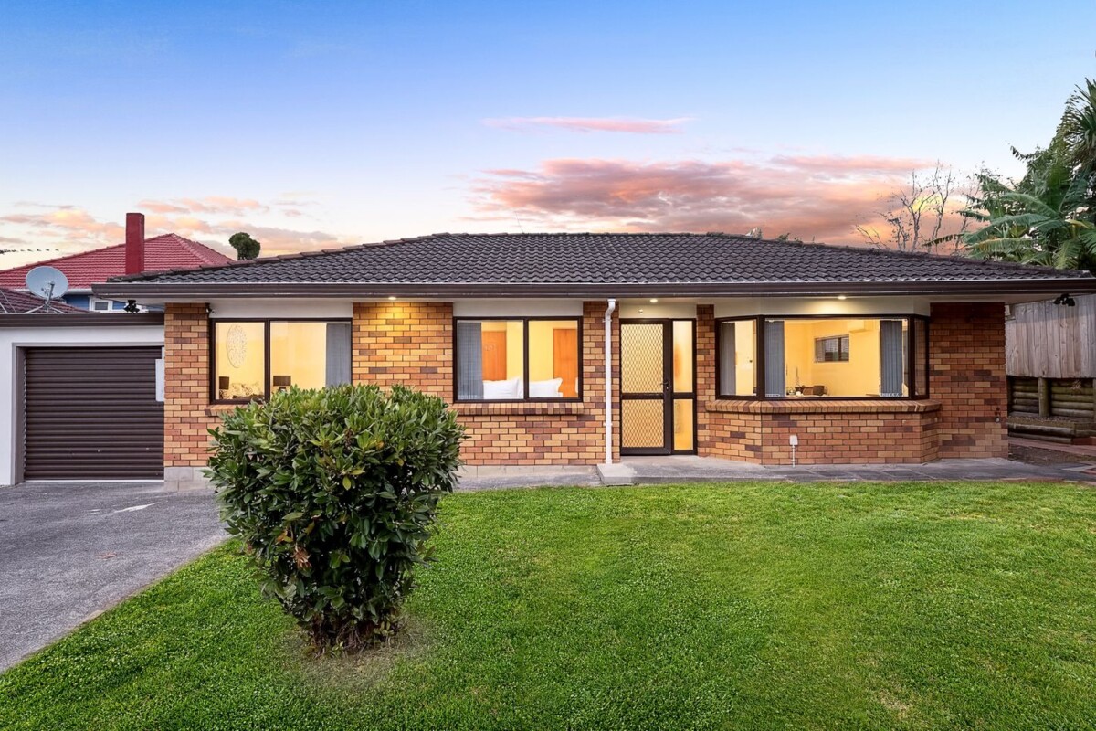 Vendor Cashing Up – Ready to Move In, Brick and tile 3 beds 1.5 bath house with garage, just a short stroll or drive away from Lynn Mall, 2/27 Rata Street, New Lynn, Auckland
