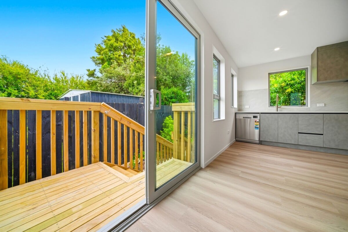 Brandnew standalone 3 beds 2.5 baths home with garage, Minutes to LynnMall Shopping Centre and the popular Brickworks dining precinct, zoned for Fruitvale School, Blockhouse Bay Intermediate, Green Bay High School, 26E Trojan Crescent, New Lynn, Auckland