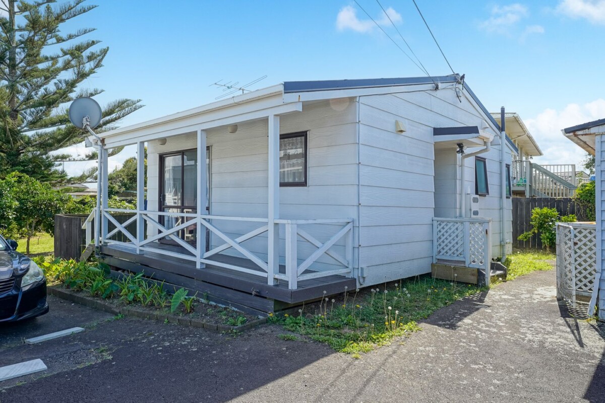 Once in 10 years, owner cashing out, home and income, 5 beds main house + standalone 1 bed granny flat on 1166m2 section, currently rented for $1,315 per week, close to Local shops, parks, schools and amenities, 52 Robertson Road, Mangere East, Auckland