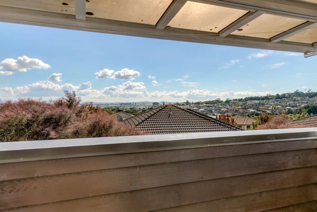 337m2 6 beds 5.5 baths house with double garage and 2 beds granny, Zoned for sought-after schools including Mission Heights Junior College, Mission Heights Primary School, and Ormiston Senior College, 16 Evelina Lane, Flat Bush, Auckland