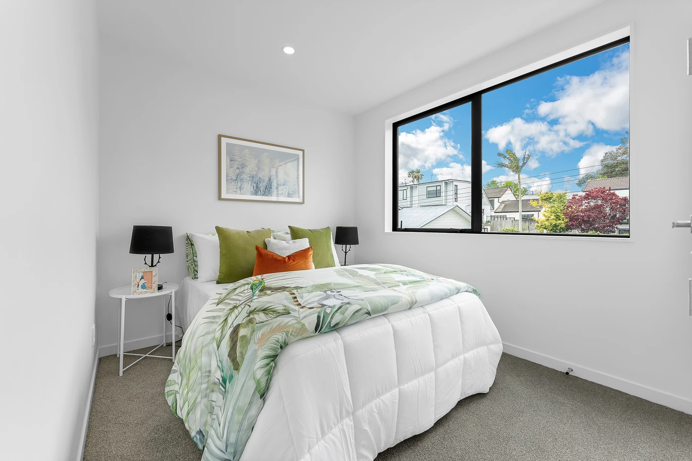 Standalone 4 beds 3 baths home with garage, close to Takapuna’s vibrant shopping precinct, beaches, schools, walks to Takapuna Grammar School and Hauraki Primary School, 2/49 Northboro Road Belmont, Auckland