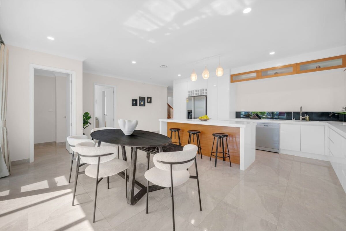 Super Realistic Vendor, Two kitchens, 6 beds + study 5.5 baths house with double garage and 2-beds granny, zoned for Te Nikau Primary School, Ormiston Junior College, Ormiston Senior College, close to schools, shops, 10 Peihinga Road, Flat Bush, Auckland