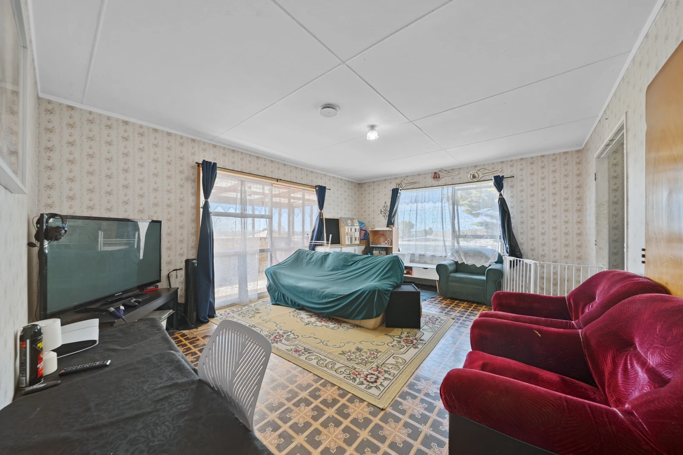 Once in 38 years, 4 beds 1 bath house on 600m2 section, with easy motorway access, plus local schools, shops, and everyday amenities nearby, 48 Darnell Crescent, Clover Park, Auckland