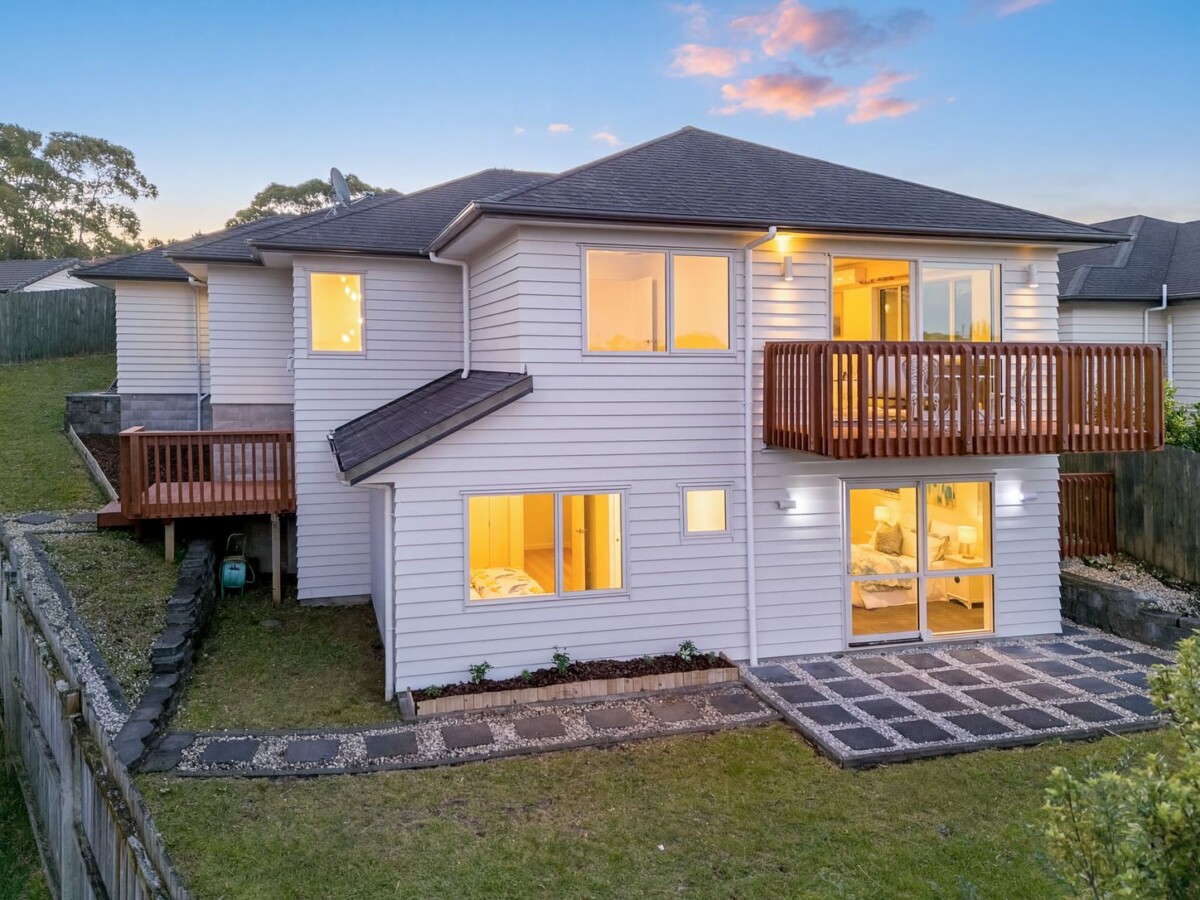 198m2 Renovated 4 beds 2.5 baths house with double garage and City View & Sea View, on 450m2 section, close to Massey High School, and just a short drive to the shopping and dining hubs of Westgate, NorthWest, and Lincoln Road, 18 Cityview Place, Massey, Auckland