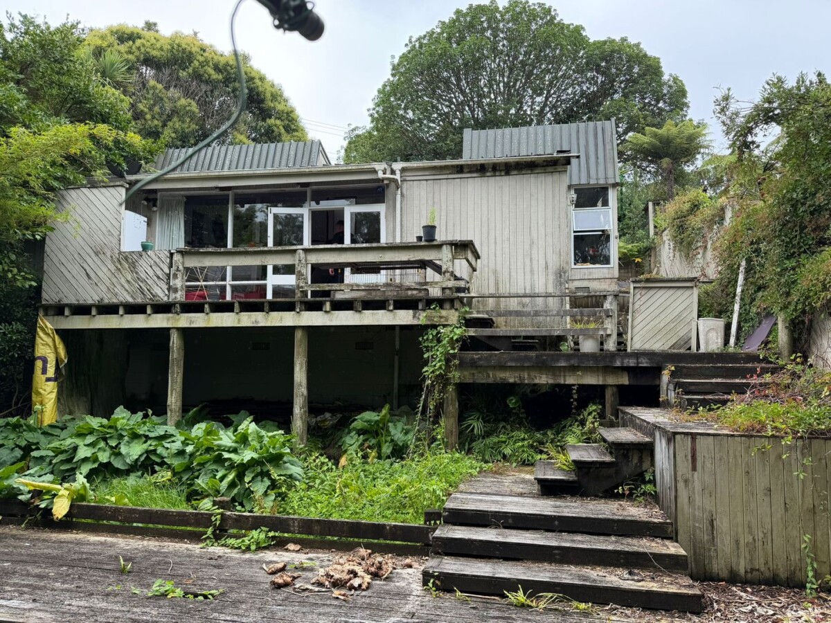 Mortgagee Sale, 3 beds beds 1.5 bath house with double garage on 696m2 section, The house has the opportunity to upgrade and is an entry-level options into a highly sought-after and desirable location, a short drive to Titirangi Village, 220 Golf Road, Titirangi, Auckland