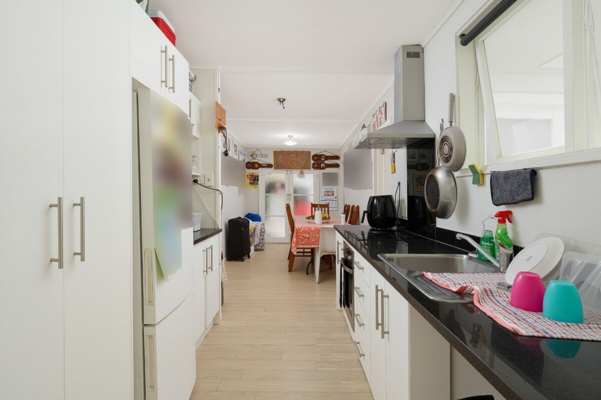 Once in 10 years, owner cashing out, home and income, 5 beds main house + standalone 1 bed granny flat on 1166m2 section, currently rented for $1,315 per week, close to Local shops, parks, schools and amenities, 52 Robertson Road, Mangere East, Auckland