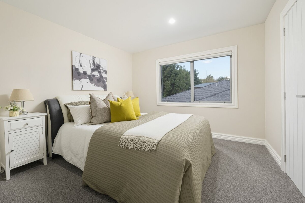 Double Grammar school zone, 428m2 7 beds 6 baths house with double garage and wet bars on 370m2 section, 4 ensuites, zoned for Auckland Grammar School and Epsom Girls Grammar School, close to Cornwall Park and Greenlane Hospital, with cafes, restaurants and supermarket nearby, 21 Inverary Avenue, Epsom, Auckland