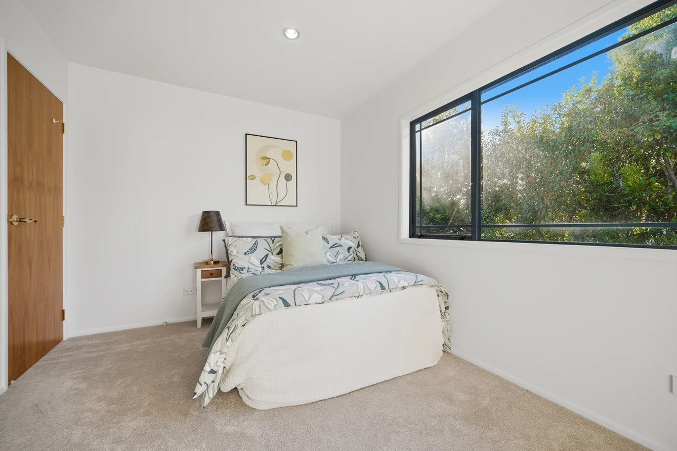 240m2 renovated 5 beds 3 baths house with double garage on 429m2 section, close to schools, supermarkets, shops, golf club, pool and recreation centre, motorway access, 11 Katavich Place, Mount Roskill, Auckland