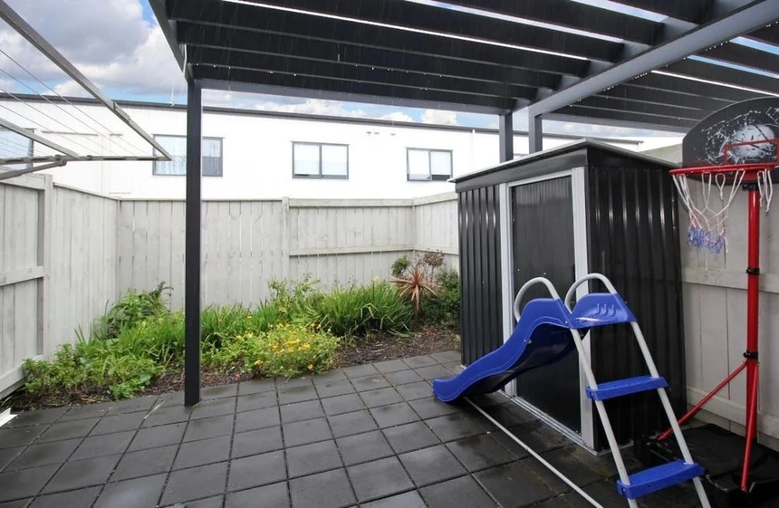 Fletcher-built Freehold 2 beds 1 bath home with car park, extra nearby parking, freehold title (no body corporate fees), and a transferable Master Build Guarantee, just a short walk to Ormiston Town Centre and Barry Curtis Park, 10 Paterae Lane, Flat Bush, Auckland