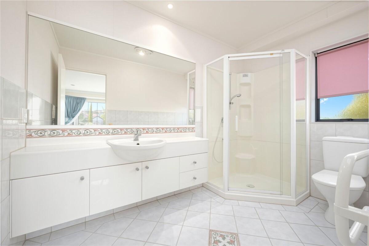 310m2 5 beds + study 2.5 baths house with double garage on 699m2 section, easy walk to Marina View School and close to the marina, reserves, shops, and excellent schooling including Hobsonville Point Secondary School, 2/2 Hobie Court, West Harbour, Auckland