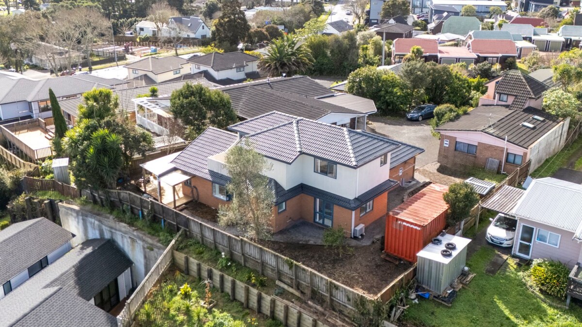 Owner Already Up North – This Must Be Sold, 3 beds 2 baths house with double garage on 418m2 section, minutes from schools, Pak’nSave, WestCity Mall, The Boundary shopping precinct, Henderson Train Station, 35C Edmonton Road, Henderson, Auckland