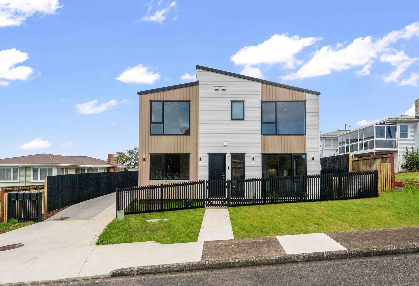 10-year Stamford Building Warranty, 139m2 Brandnew standalone 4 beds 2.5 baths home, garage with extra storage, Two air-conditioning units, Close to Motorway SH 20, Mangere Town Centre for supermarkets, shops, and daily essentials, Lot 1/3 Richard Road, Mangere, Auckland