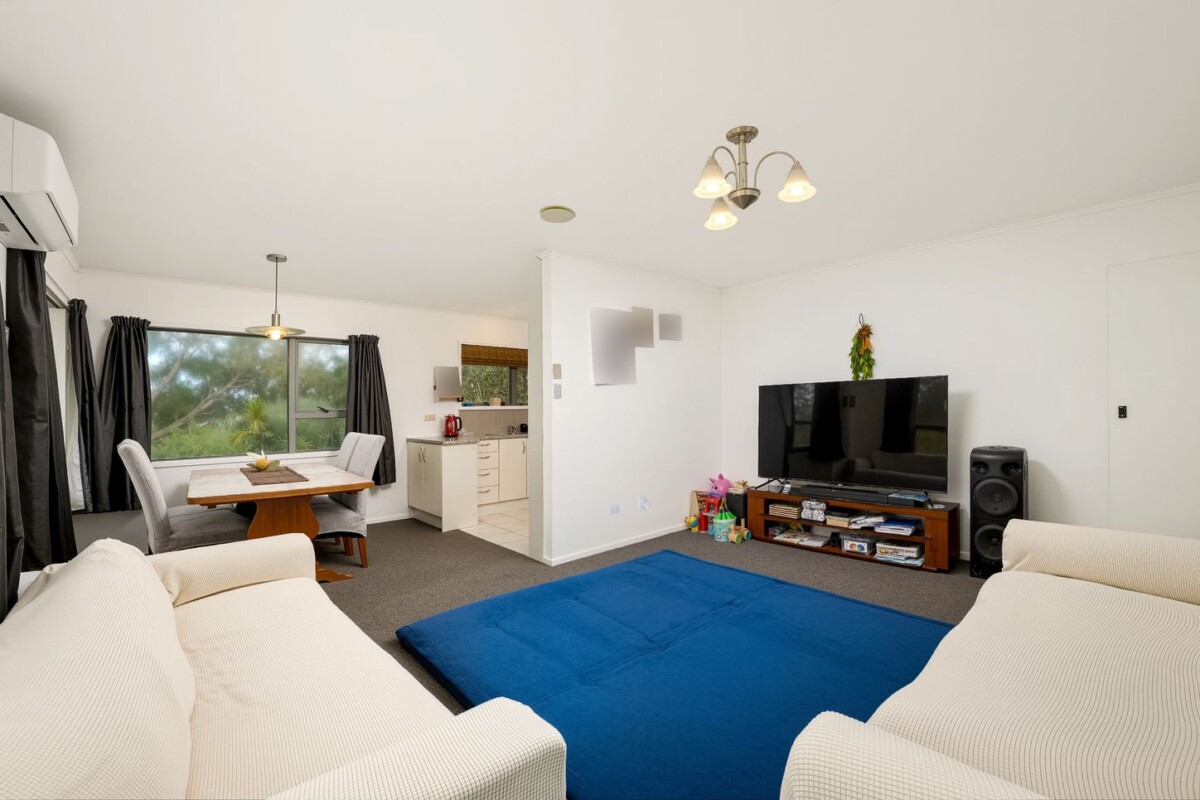 3 beds house with garage on 791m2 section, with RC for 5 lots subdivision, close to schools, parks, Pak’nSave Lincoln Road and the retail hub at Lincoln North Centre. motoway access, 1 Cedar Heights Avenue, Massey, Auckland