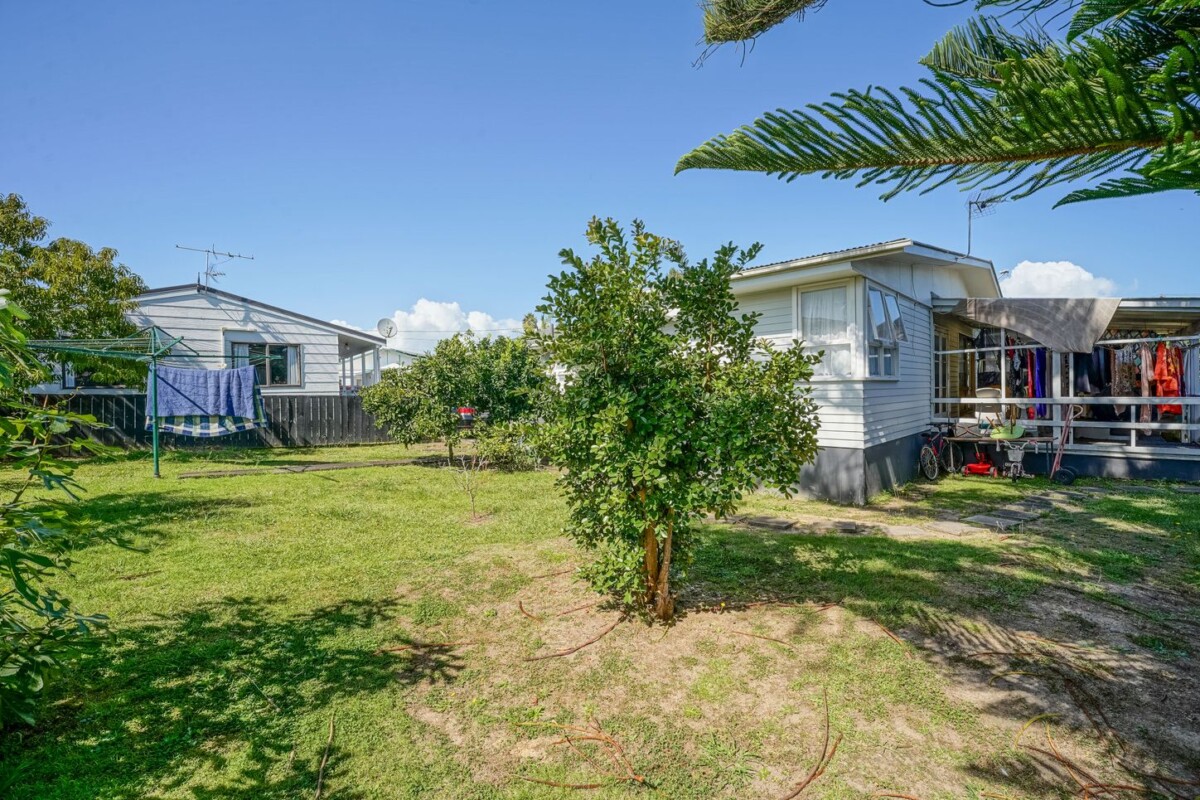 Once in 10 years, owner cashing out, home and income, 5 beds main house + standalone 1 bed granny flat on 1166m2 section, currently rented for $1,315 per week, close to Local shops, parks, schools and amenities, 52 Robertson Road, Mangere East, Auckland