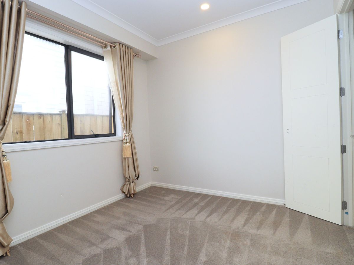 For rent, Subletting is permitted,, 7 beds 6 baths house with double garage and a 2-beds granny, Available Now, 6 McQuoids Road, Flat Bush, Auckland