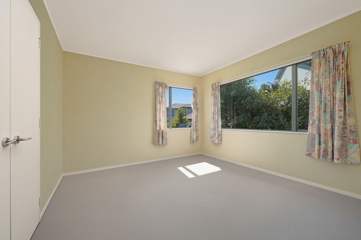 310m2 5 beds + study 2.5 baths house with double garage on 699m2 section, easy walk to Marina View School and close to the marina, reserves, shops, and excellent schooling including Hobsonville Point Secondary School, 2/2 Hobie Court, West Harbour, Auckland
