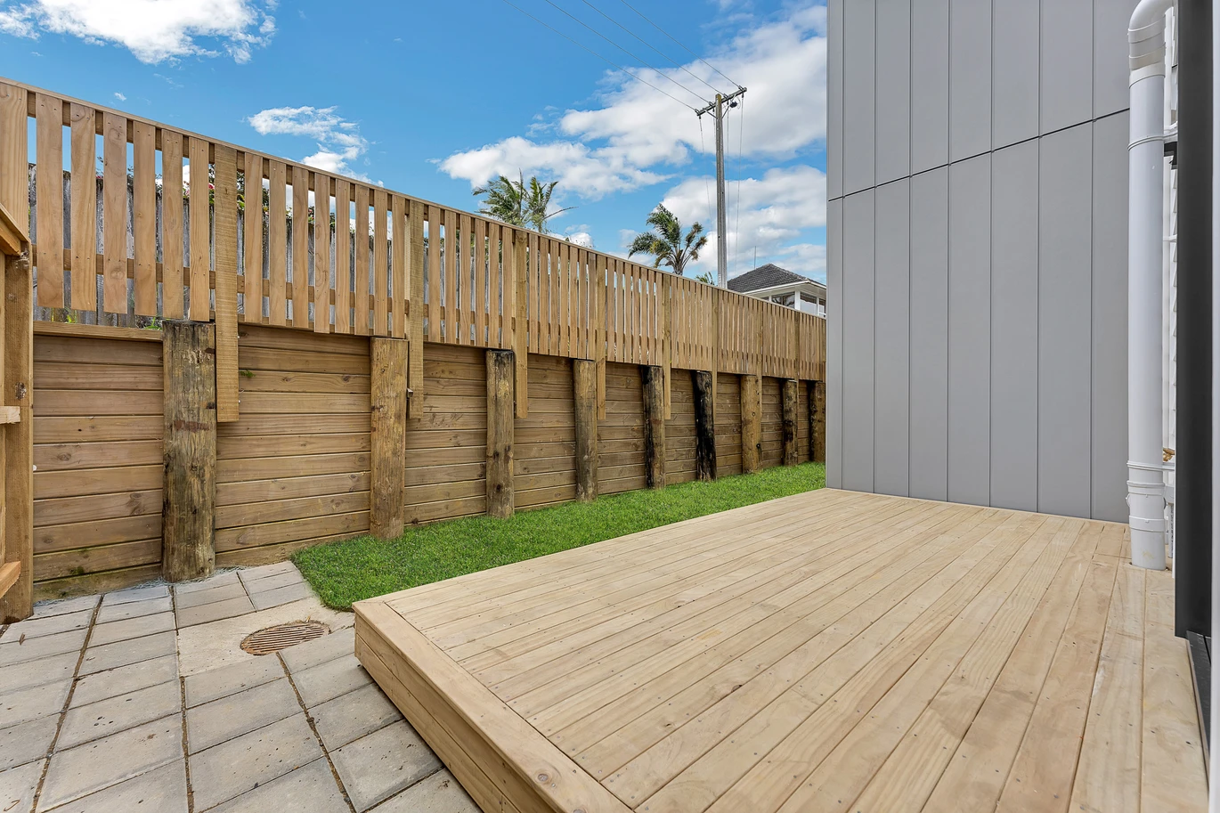 Standalone 4 beds 3 baths home with garage, close to Takapuna’s vibrant shopping precinct, beaches, schools, walks to Takapuna Grammar School and Hauraki Primary School, 2/49 Northboro Road Belmont, Auckland