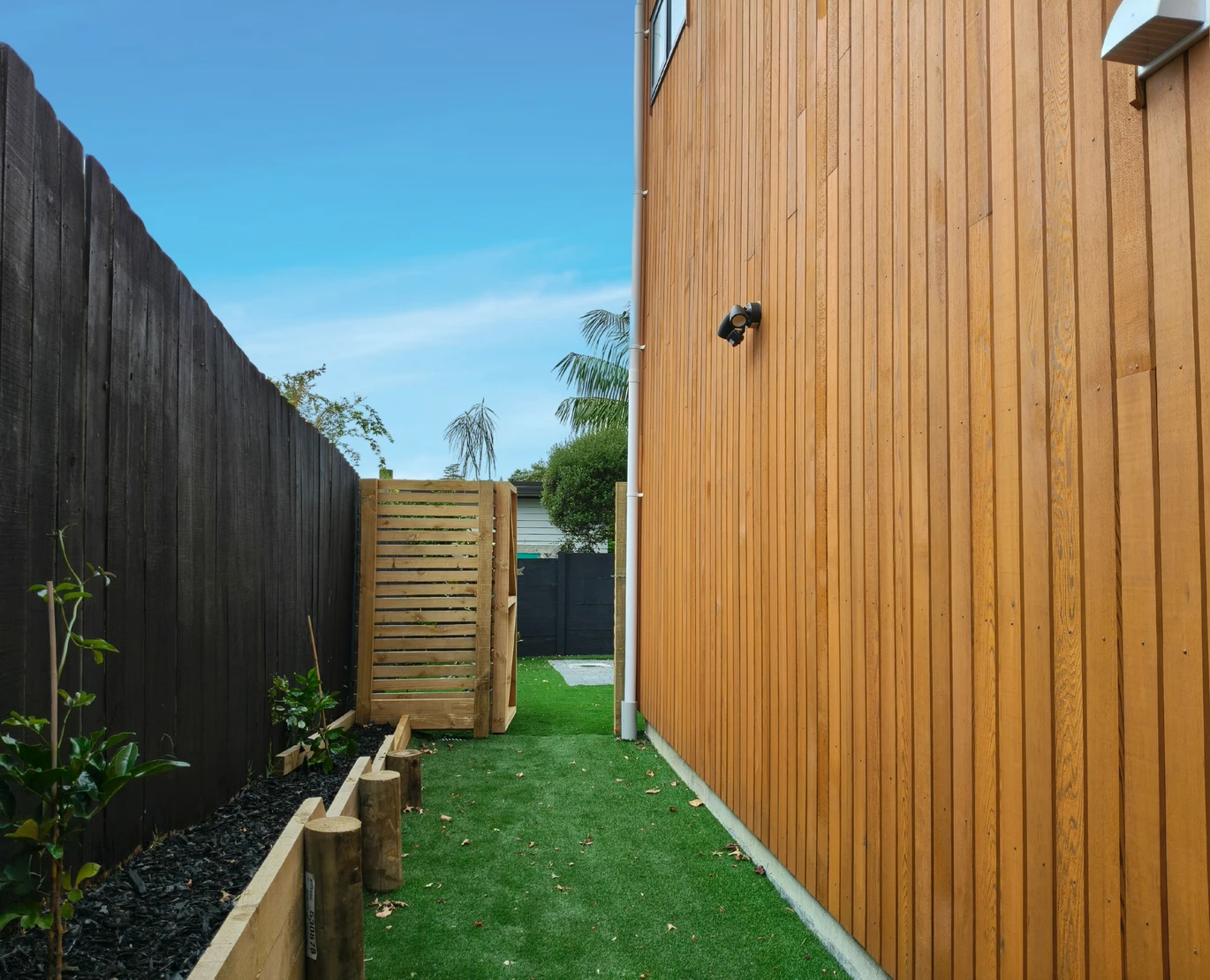 Brandnew standalone 4 beds 2.5 baths with garage by Crum Park, close to schools, local supermarket, Lynn Mall, zone for the popular Green Bay Primary/Intermediate and Green Bay High School, and also popular Glen Eden Intermediate, 1/48 Hilling Street, Green Bay, Auckland