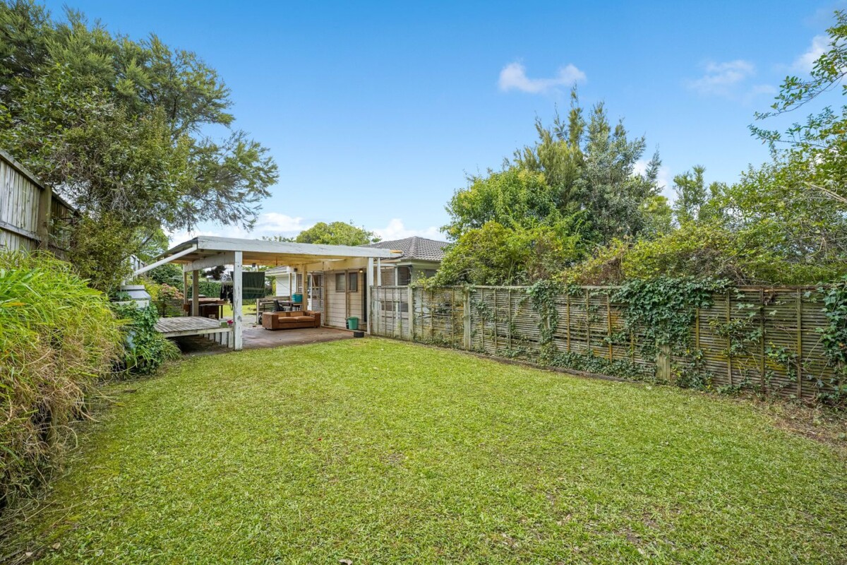 3 beds house with garage on 791m2 section, with RC for 5 lots subdivision, close to schools, parks, Pak’nSave Lincoln Road and the retail hub at Lincoln North Centre. motoway access, 1 Cedar Heights Avenue, Massey, Auckland