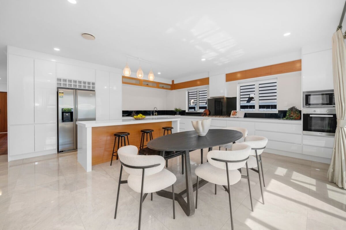 Super Realistic Vendor, Two kitchens, 6 beds + study 5.5 baths house with double garage and 2-beds granny, zoned for Te Nikau Primary School, Ormiston Junior College, Ormiston Senior College, close to schools, shops, 10 Peihinga Road, Flat Bush, Auckland