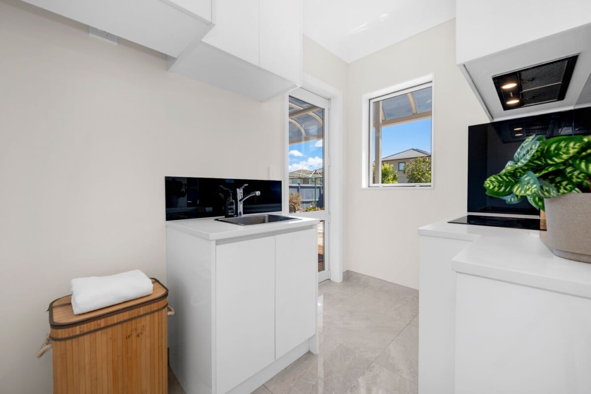 Super Realistic Vendor, Two kitchens, 6 beds + study 5.5 baths house with double garage and 2-beds granny, zoned for Te Nikau Primary School, Ormiston Junior College, Ormiston Senior College, close to schools, shops, 10 Peihinga Road, Flat Bush, Auckland