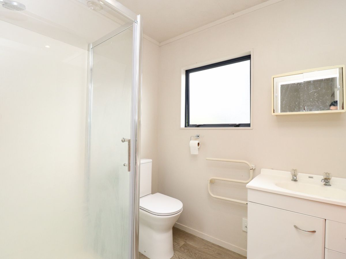For rent, 2 beds 1 baths home, Available Now, Howick, Auckland