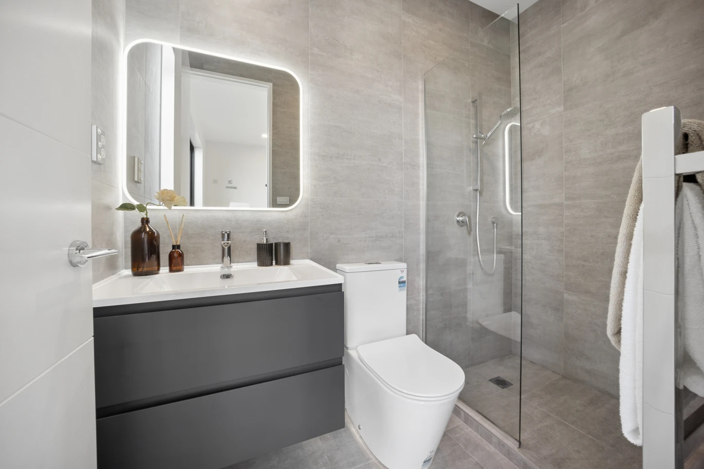 272m2 5 beds 4.5 baths house with double garage on 305m2 section, Zoned for Blockhouse Bay Intermediate & Lynfield College, close to local amenities, schools, and transport, 106 Taylor Street, Blockhouse Bay, Auckland