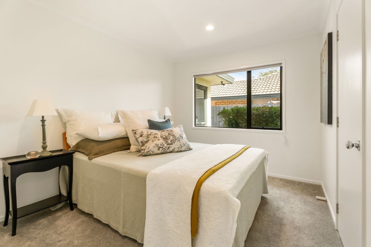 Vendors Settled Overseas, Botany Downs Secondary College zone, 140m2 3 beds 1 bath house with double garage on 400m2 section, moments to Botany Downs shopping centre, schools, 7 Brittas Place, East Tamaki, Auckland