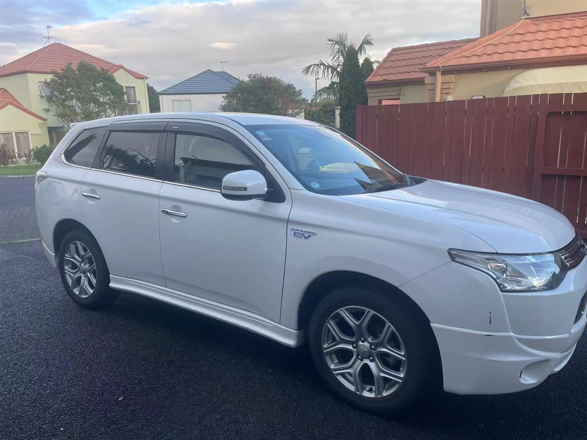 2014 Mitsubishi Outlander PHEV Station Wagon Automatic, White, 5 seats, Plug-in hybrid, 1 Owner, 1,998 cc, 156,769 km