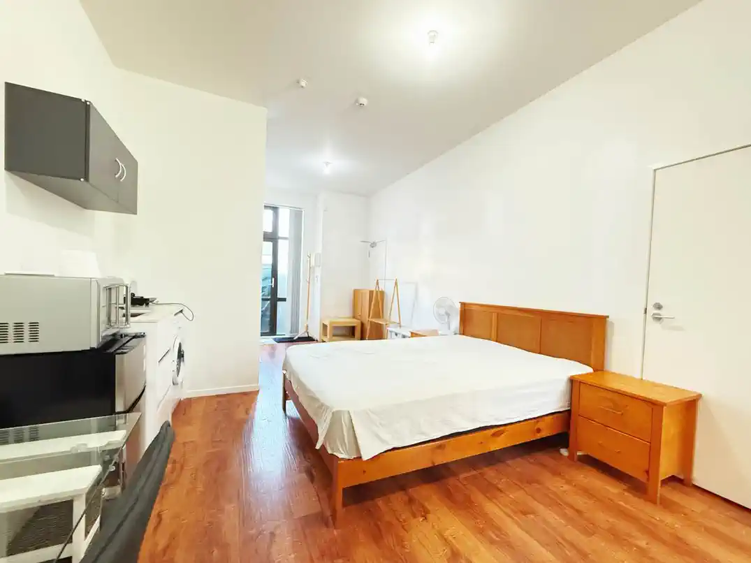 Double Grammar school zone, 2 beds + big office 2.5 baths 2 car parks mixed-use townhouse, 1 Title, 2 Addresses, Separate-Access 40m2 office with toilet downstairs, Just a short walk to universities, hospitals, and the Auckland CBD, 0.9km to Auckland Girls’ Grammar School, 1km to Auckland Grammar, 5/1 Glenside Crescent, Grafton, Auckland
