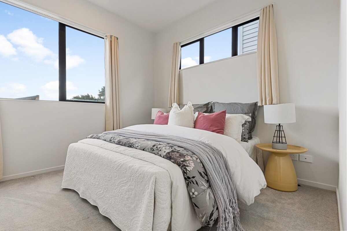 2 kitchens, 296m2 5 beds 3.5 baths house with double garage and 2-beds granny on 378m2 section, close to local parks, shopping amenities, zoned for Ormiston Primary, Ormiston Junior College, and Ormiston Senior College, 3 Hing Street, Flat Bush, Auckland